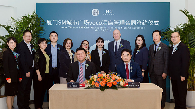 Diane Dionisio, VP of China projects, SM Prime Holdings Inc. (fifth from right, back row), Daniel Aylmer, CEO, IHG Greater China (fourth from right, back row), Dunming Wu, General Manager, SM Group China (first from left, front row), Luyi Jin, Head of Development, IHG Greater China (first from right, front row) and project leaders from both sides attended the signing ceremony