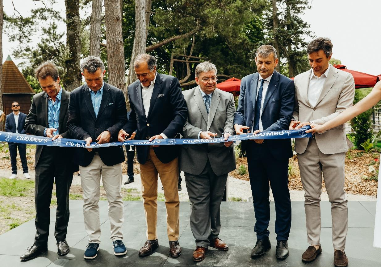 De gauche  droite : Thierry CORNILLE, Directeur Gnral Crdit Agricole Alsace Vosges, Franck LEROY, Prsident de la Rgion Grand-Est, Henri GISCARD DESTAING, Prsident du Club Med, Franois VANNSON, Prsident du Conseil Dpartemental des Vosges, Franck PERRY, Maire de Vittel, Stphane BORIO, Directeur Asset Management chez Atream