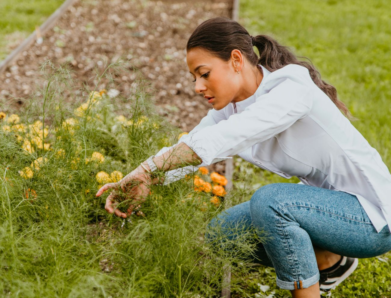 La cheffe Elodie Li dans le potager du chteau