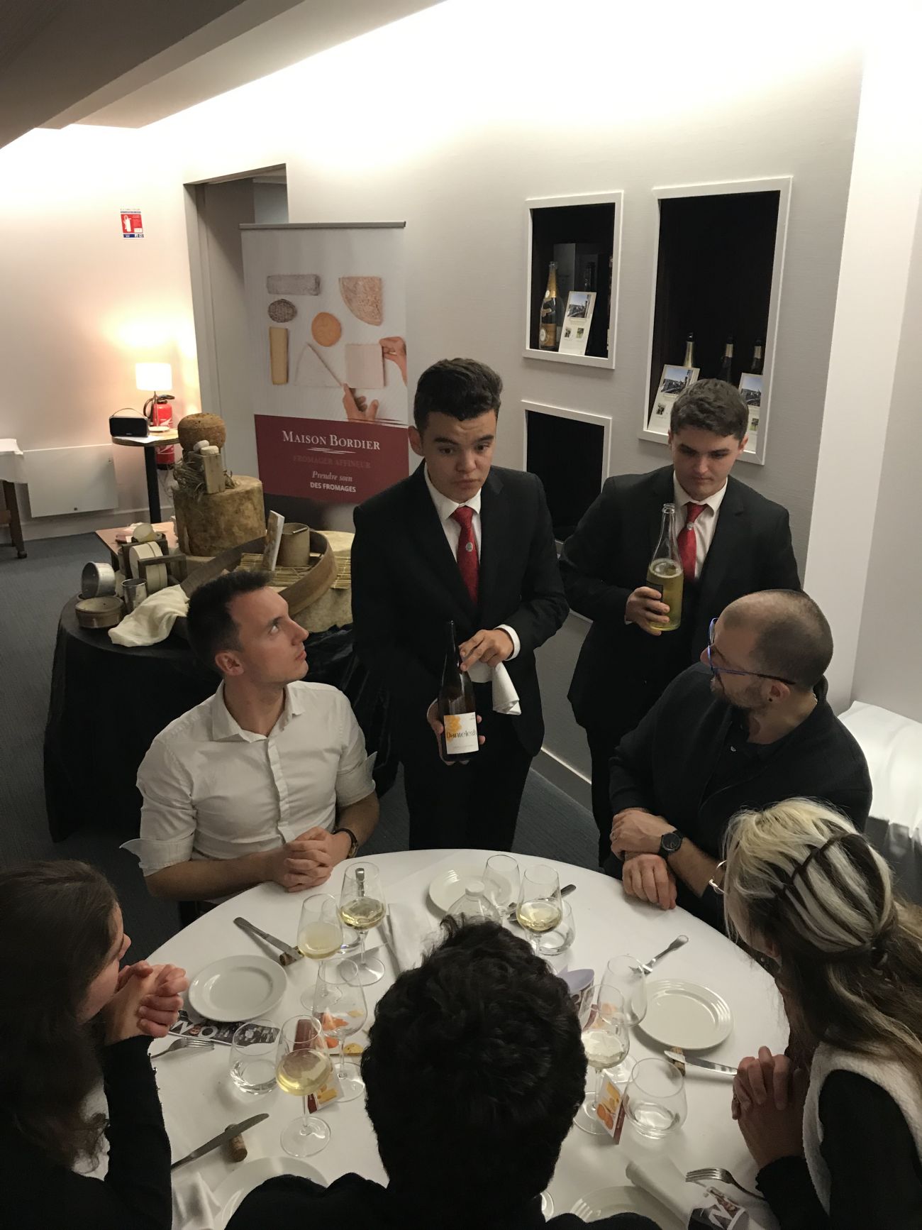 Les lves sommeliers proposant une boisson aux clients