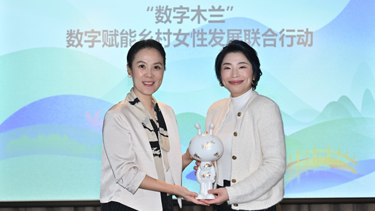 Rita Jiang, Chief Commercial & Marketing Officer, IHG Greater China (right) and Wang Xiaojing, Secretary-General of the Ant Foundation (left) 