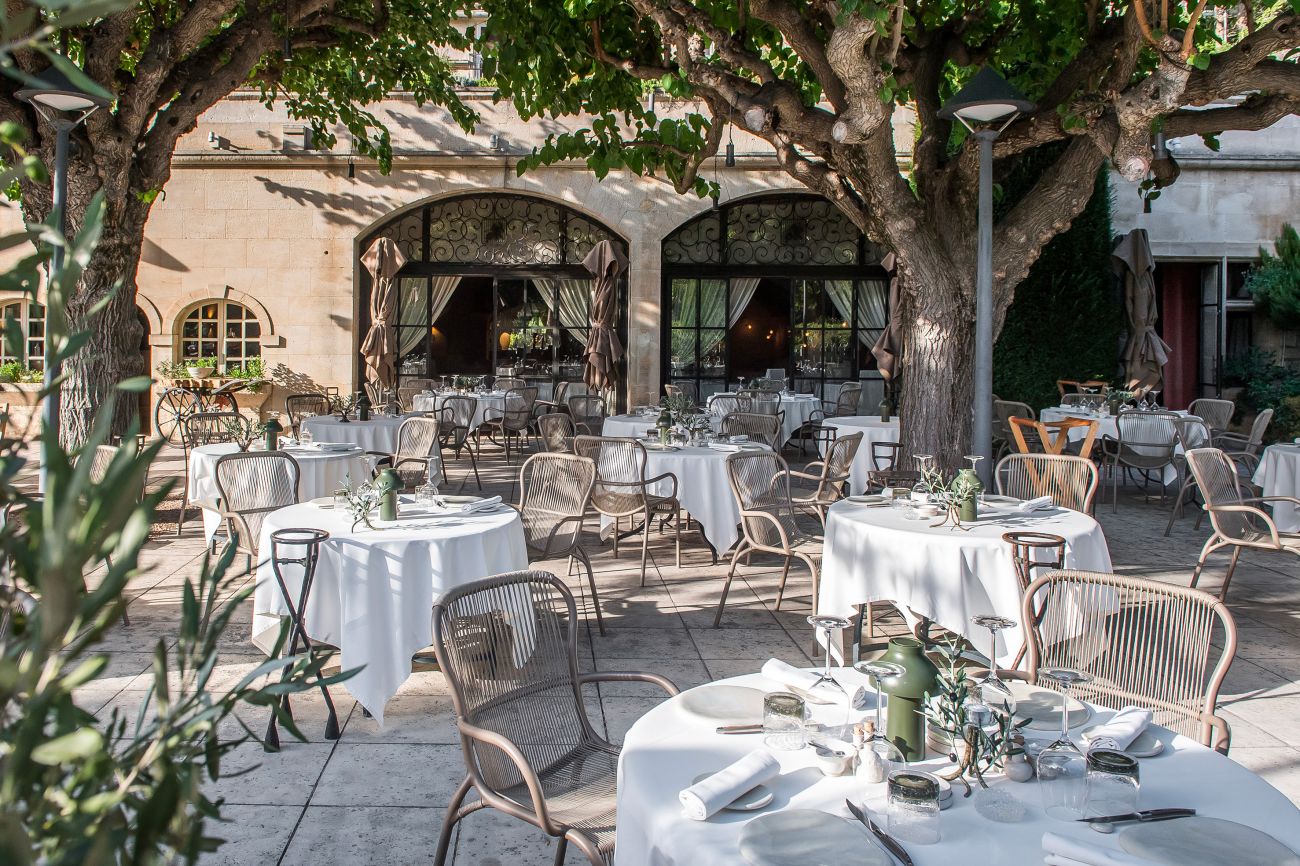 La terrasse de L'Oustau de Baumaniere nich au coeur des roches des Baux de Provence