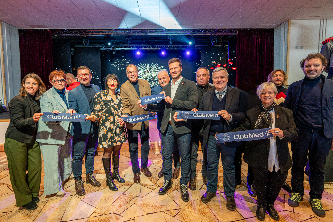 De gauche  droite : Marine Michel, Agns Rossi, Arnaud Murgia, Dalila Zane, Henri Giscard dEstaing, Jean Marie Bernard, meric Salle, ric Peythieu, Jean-Michel Arnaud, Valrie Rossi, Laurent Maugoust (Architecte d'intrieur), Yvan Chaix