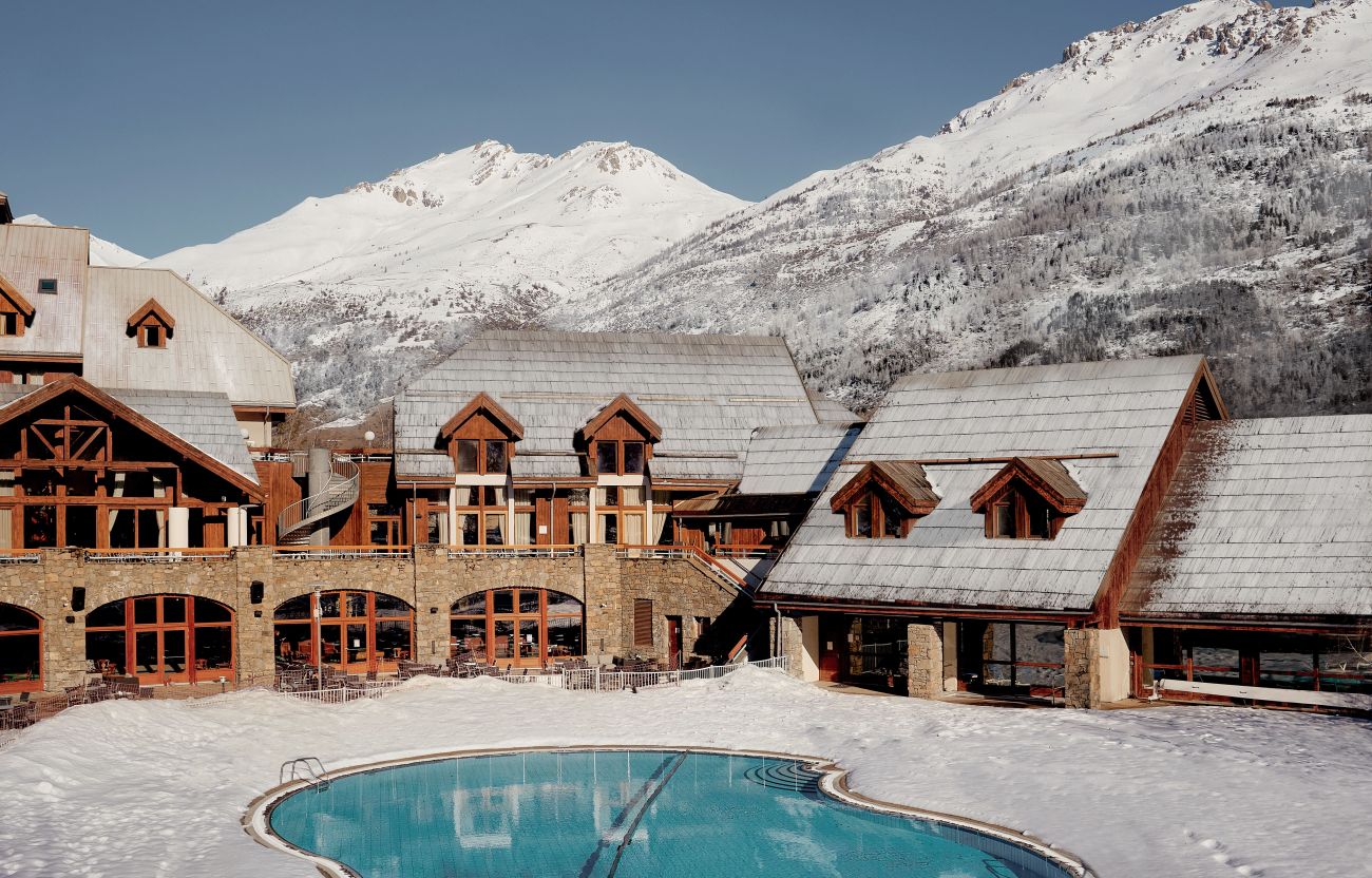 Aprs 9 mois de travaux, le Club Med Serre Chevalier, dune capacit de 349 chambres, dvoile son niveau visage, entirement rnov par larchitecte dintrieur Laurent Maugoust