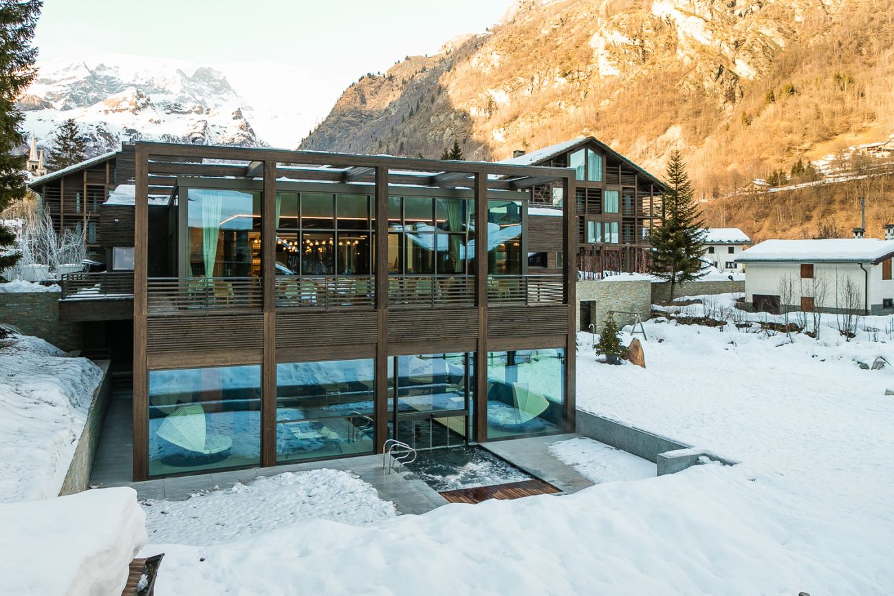 snow-covered exterior view of NH Collection Alagna Mirtillo Rosso 