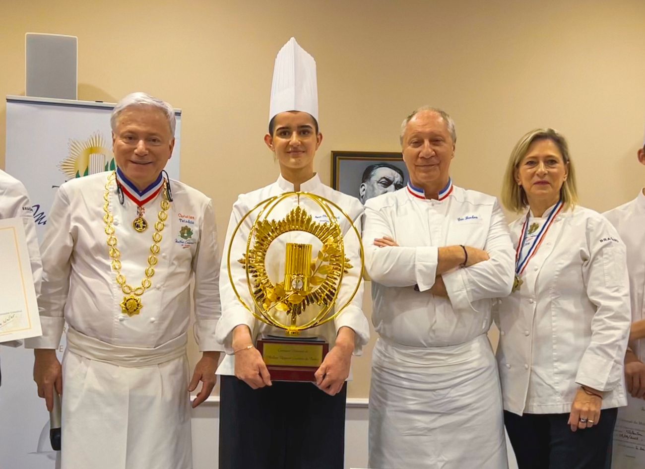 Awen Franceschi avec les chefs Christian Tetedoie et Eric Frechon pour clbrer sa victoire