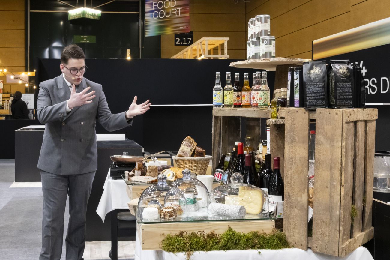 Tom Chesneau en train de prsenter son buffet aux membres du jury