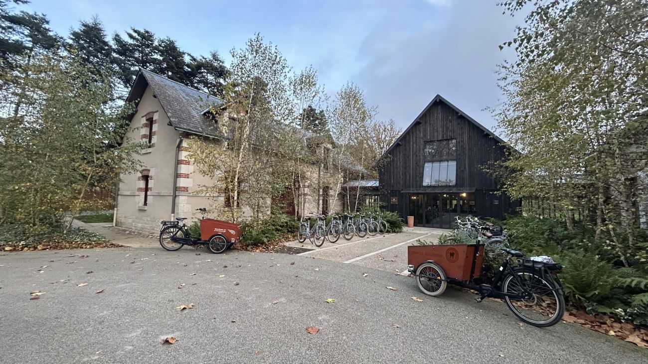 Arrival at Les Sources de Cheverny, and the discovery of its reception and its bikes, the favoured mode of transport on the estat