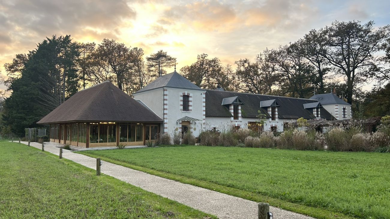 Les deux restaurants de lhtel, Le Favori et LAuberge, unis dans une belle demeure, au milieu de la nature 