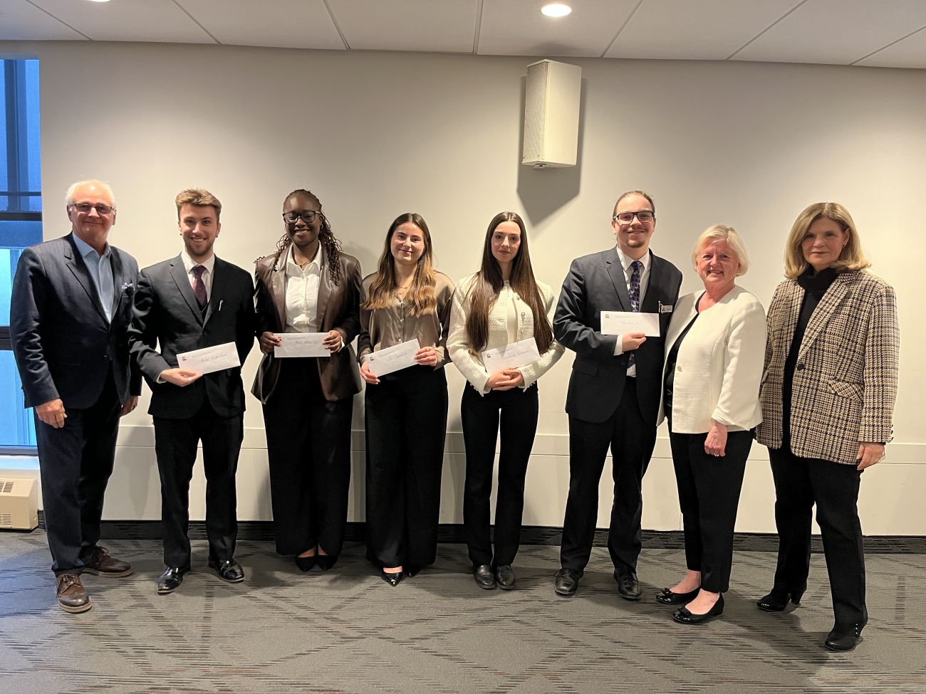 Michel Poulin, directeur intrimaire de la Fondation de lITHQ, les laurats Miha Neagu-Lund, Alicia-Akosua Osei, La Camardo, Ecaterina Orlovscaia et Mathias Lord, Mme Lorraine Frappier, instigatrice de la Semaine du majordome, et Mme Liza Frulla, directrice gnrale de lITHQ