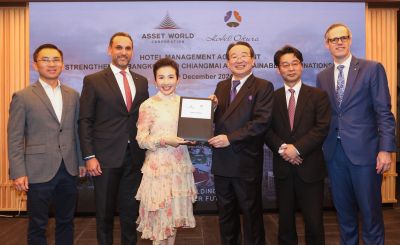 Asset World Corporation CEO & President Wallapa Traisorat (center left) and Hotel Okura President Toshihiro Ogita (center right) at the signing ceremony