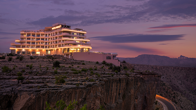 Hotel Indigo Jabal Akhdar Resort & Spa: Exterior Night Cliff View