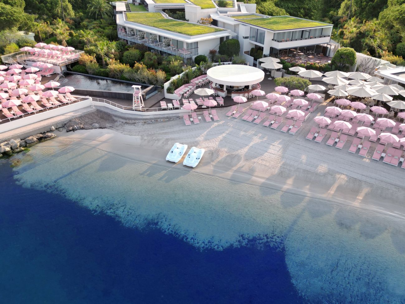 Le Cap dAntibes Beach Hotel est la porte dentre du Cap dAntibes et ses eaux turquoise