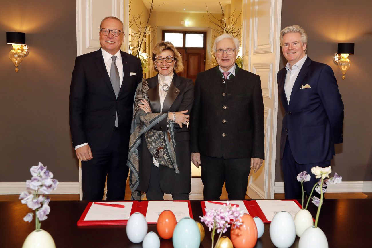 From left to right: Holger Schroth, Area General Manager, Hotel Vier Jahreszeiten Kempinski Mnchen; Barbara Muckermann, Group Chief Executive Officer, Kempinski Hotels; HRH Prince Luitpold von Bayern; Anders Thomas, CEO of Porzellan Manufaktur Nymphenburg