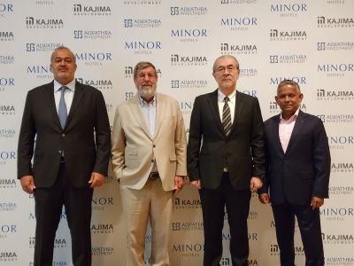 From left to right: Mr. Rashed Mohammed Ahmed Darwa Alkaabi, Director of Alwathba Investment, Mr. William E. Heinecke, Founder and Chairman of Minor International, Mr. Shuichi Oishi, CEO of Kajima Development, and Mr. Dillip Rajakarier, Group CEO of Minor International and CEO of Minor Hotels